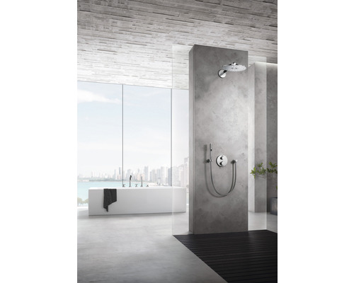 Modernes Badezimmer mit Dusche, Badewanne und Ausblick auf die Stadt