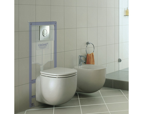 Badezimmer mit wandhängendem WC, Vorwandelement und Bidet