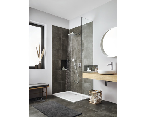 Salle de bain avec douche, lavabo et miroir