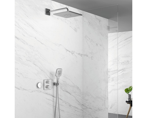 Salle de bains avec douche de tête, douchette à main et mitigeur thermostatique sur mur en marbre