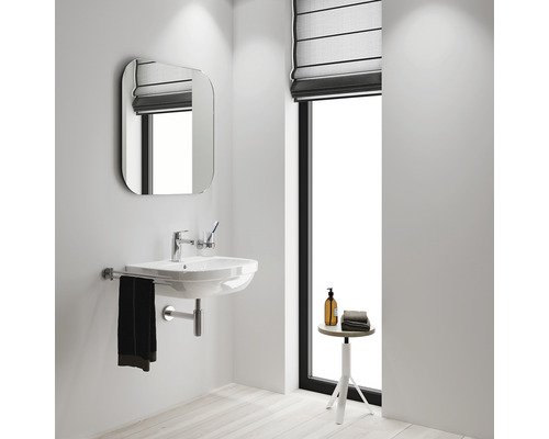 Badezimmer mit Waschbecken, Spiegel und Fenster mit Rollo