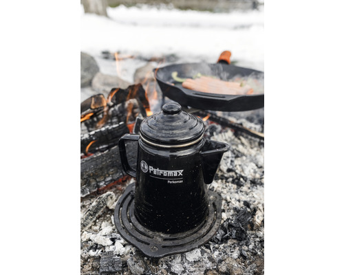 Petromax Perkolatorkanne auf einem Grillrost am Lagerfeuer mit Pfanne