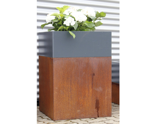 Blumenkübel aus Metall mit Rostoptik und Blumen