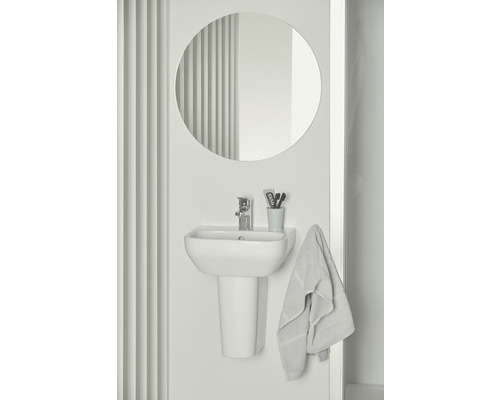 Salle de bain avec lavabo, miroir et serviette