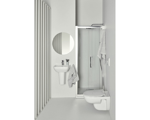 Salle de bains moderne avec douche, lavabo et toilettes.