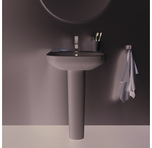 Waschbecken mit Waschsäule, Armatur, Handtuch und Spiegel