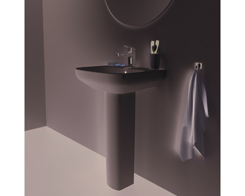 Badezimmerwaschtisch mit Armatur, Seife, Zahnbürste, Handtuch und Spiegel