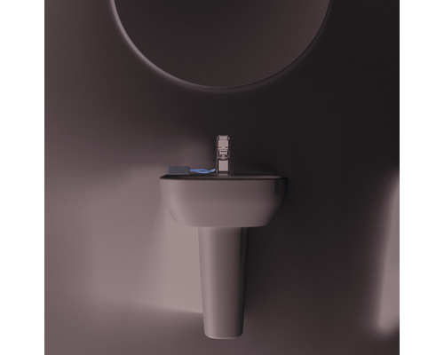 Vasque avec robinet, savon et miroir dans la salle de bain