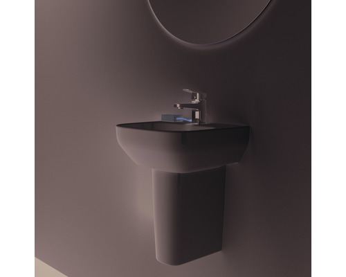 Lavabo avec robinet et miroir dans la salle de bains