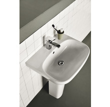 Waschtisch mit Armatur, Spiegel und Fliesenrückwand im Badezimmer