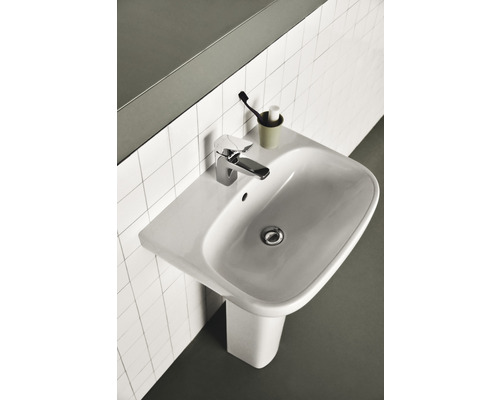 Waschtisch mit Armatur, Spiegel und Fliesenrückwand im Badezimmer