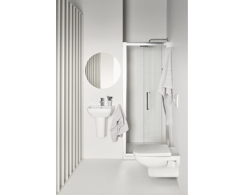 Salle de bain avec lavabo, miroir, douche et toilettes