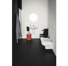 Badezimmer mit Waschbecken, Toilette und Bidet in modernem Design
