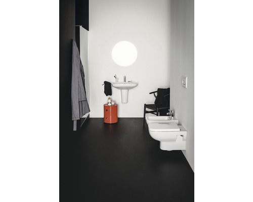 Badezimmer mit Waschbecken, Toilette und Bidet in modernem Design