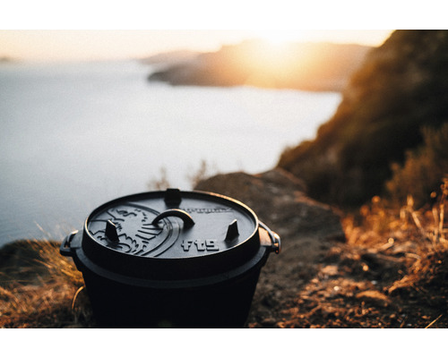 Gusseiserner Topf im Freien mit Deckel