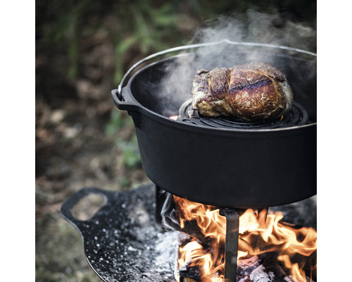 Braten in einem Dutch Oven auf offenem Feuer