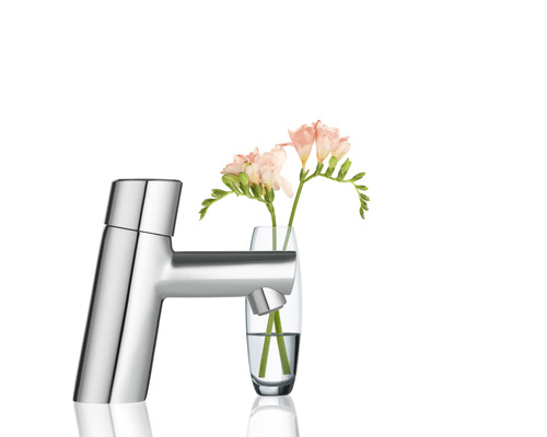 Robinet avec vase de fleurs