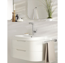 Modernes Badezimmer mit Waschtisch, Armatur, Spiegel und Accessoires