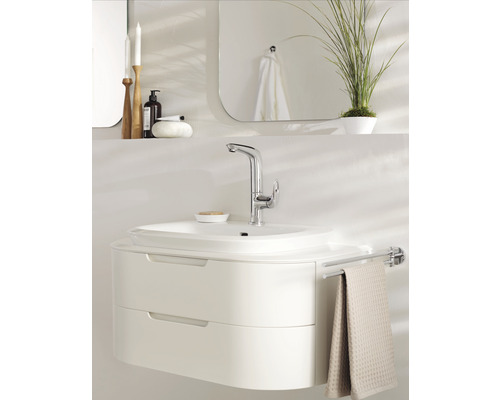 Modernes Badezimmer mit Waschtisch, Armatur, Spiegel und Accessoires