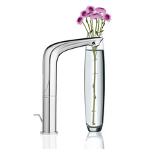 Chromfarbene Armatur mit Blumen in einer Glasvase