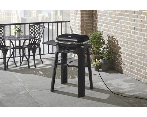 Grill électrique sur un balcon avec table et chaises.