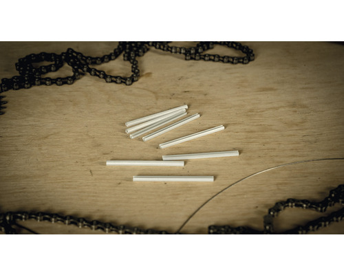 Maillons de chaîne de vélo sur table en bois