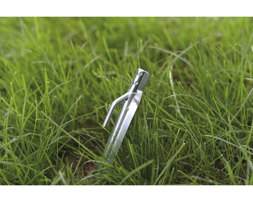 Metall-Erdanker im Gras