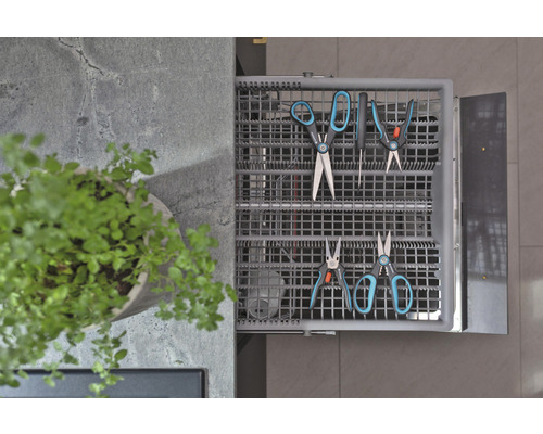 Tiroir ouvert avec sécateurs et une plante en pot