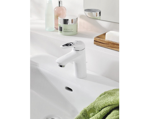Robinet de lavabo dans une salle de bains avec savon et serviette
