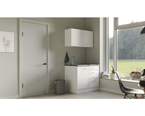 Cuisine compacte avec évier, armoires et plan de travail dans une pièce avec une porte et une fenêtre.