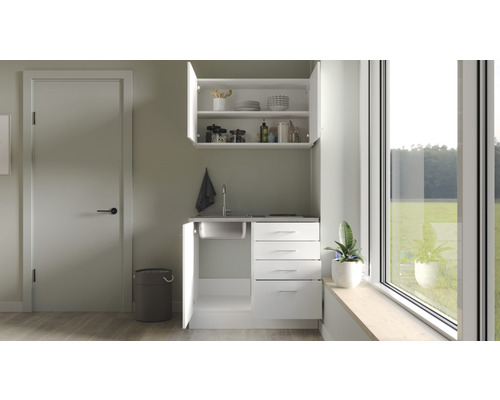 Cuisine compacte avec évier, tiroirs et armoire suspendue dans une pièce lumineuse