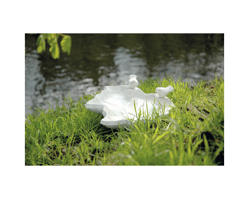 Vogeltränke in Blattform mit Vogelmotiven im Garten