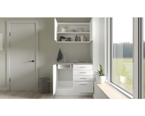 Kompakte Küchenzeile mit Spüle, Unterschränken, Schubladen und Hängeschrank in einem hellen Raum.