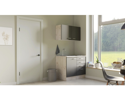 Petite kitchenette avec élément haut, évier et poubelle dans une pièce lumineuse