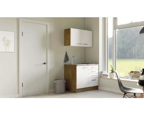 Pièce lumineuse avec kitchenette, évier, armoire suspendue et porte
