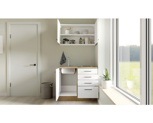 Cuisine compacte avec évier, tiroirs et élément haut dans une pièce lumineuse.