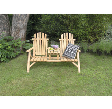 Doppelsitzbank aus Holz mit integriertem Tisch im Garten