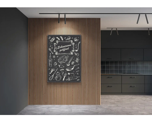 Dekoratives Wandbild mit Kochmotiven und dem Text Schauraum geöffnet in einer modernen Küche