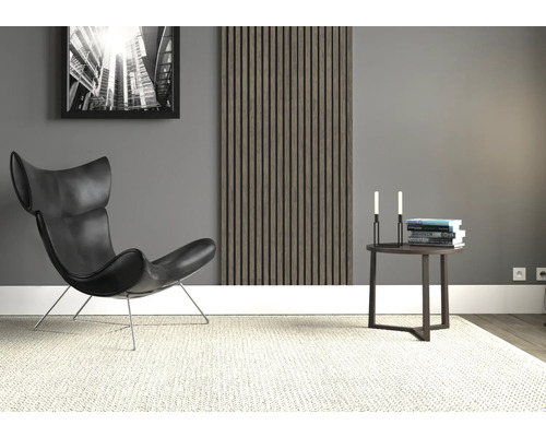 Wohnzimmer mit Sessel, Beistelltisch, Wandpaneel und gerahmtem Bild