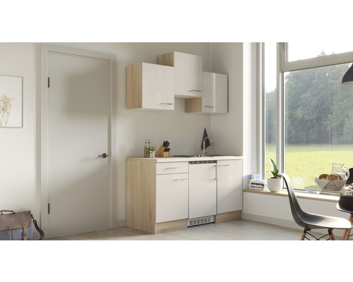 Kompakte Küchenzeile mit Unterschränken und Hängeschränken in einem hellen Raum