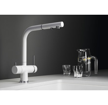Küchenarmatur aus Stahl mit Glaskrug und Gläsern