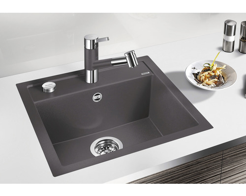 Spüle mit Armatur auf einer Küchentheke