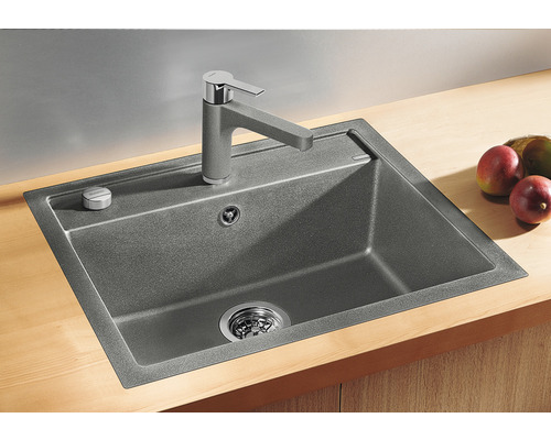 Eckige Küchenspüle mit Armatur und Ablauffernbedienung