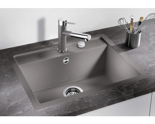 Spülbecken aus Verbundwerkstoff mit Wasserhahn auf einer Küchentheke