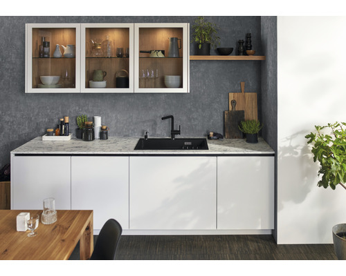 Helle Küche mit weißen Schränken, schwarzem Spülbecken und Armatur sowie einer Marmorarbeitsplatte.