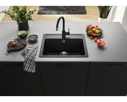 Évier avec robinet dans une cuisine moderne avec un plan de travail gris