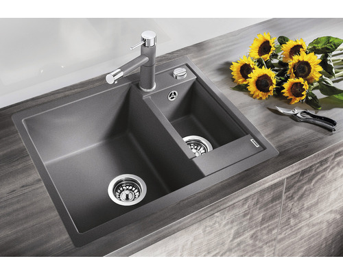 Graue Küchenspüle mit zwei Becken, Armatur, Blumen und Gartenschere
