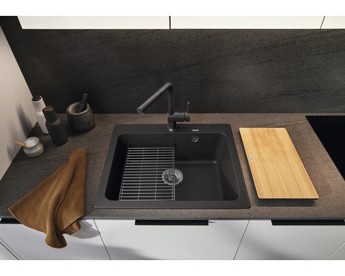 Spüle mit Abtropfgitter, Schneidebrett und Armatur in einer Küchenumgebung