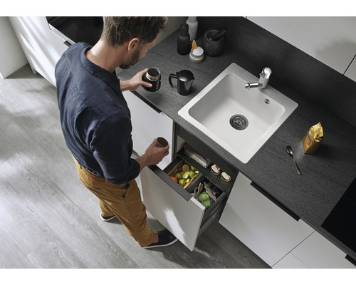 Spüle mit Abfallsammler in moderner Küche