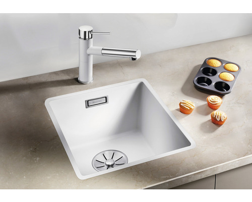 Küchenspüle mit Armatur, Siebkorbventil und Muffins